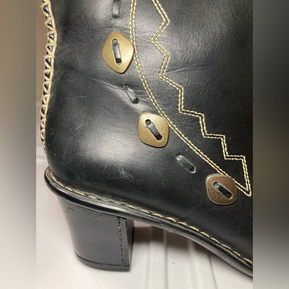 Tsonga Elegant Black Leather Heeled Boots with Decorative Stitching - Picture 7 of 14